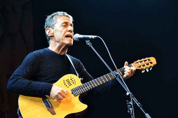 Chico Buarque durante un recital organizado por el HSBC, en Brasil, en 2012. Foto: Rennan Teixeira.