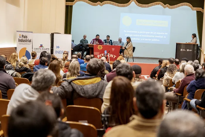 Marcelo Abdala, Nicolás Olivera, Adrián Míguez, Darío Mendiondo y Belén Capurro, el 12 de agosto, durante la actividad. · Foto: Santiago Fleitas