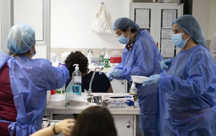Vacunación contra el Covid-19 en el hospital de Clínicas (archivo, setiembre de 2021). · Foto: Ernesto Ryan