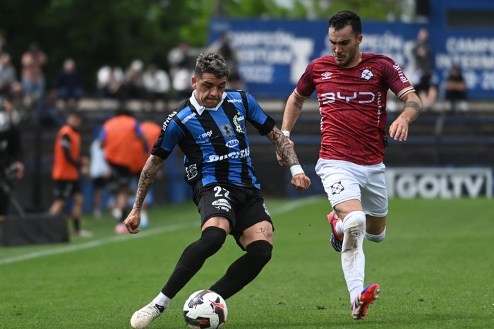 Diego Garcia de Liverpool y Nicolas Queiroz de Wanderers en el empate 1 a 1 en el Estadio Belvedere · Foto: Mara Quintero