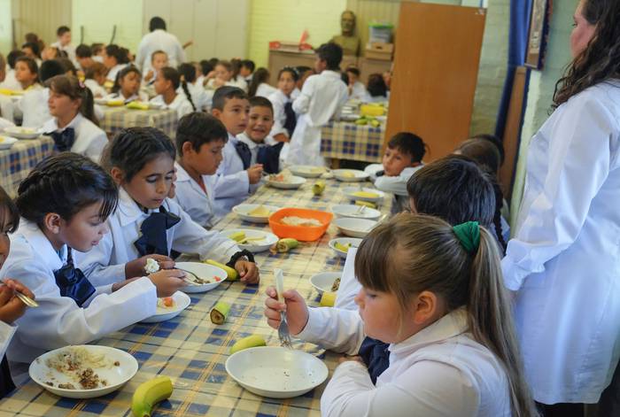Almuerzo en el comedor de la escuela 355 en Paso de la Arena (archivo, marzo de 2017) · Foto: Pablo Vignali