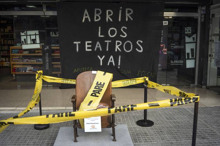 Intervención frente al teatro El Galpón por la reapertura de las salas, el 17 de junio. · Foto: Mariana Greif