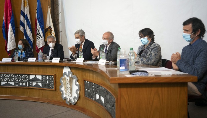 Laura Otamendi, Juan Pereyra, Robert Silva, Pablo Da Silveira, Nilsa Pérez y Miguel Ventorrillo, en la asunción de nuevas autoridades de la UTU, ayer, en la sede central de la UTU. 
 · Foto: Mariana Greif