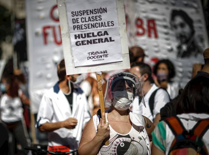 Docentes protestan para reclamar que se suspendan las clases presenciales por el avance del covid-19, en Buenos Aires (Argentina). · Foto: Juan Ignacio Roncoroni, EFE 