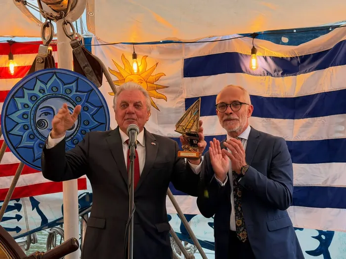Daniel Castillos junto al embajador de Estados Unidos en Uruguay, Lou Rinaldi, el 5 de julio, durante una recepción a bordo del Velero Escuela Capitán Miranda, en el marco de su estadía en la ciudad de Nueva York. Foto: Redes sociales del Capitán Miranda