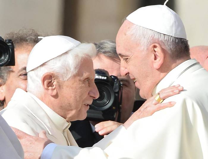 El Papa Emérito Benedicto XVI (i) saluda al Papa Francisco (d) durante una misa por las personas mayores en la Plaza de San Pedro. (Archivo, 29 de setiembre de 2014) - · Foto: Maurizio Brambatti, EFE
