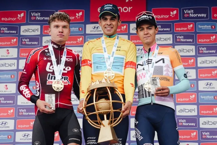 Lennert van Eetvelt, Guillermo Thomas Silva y Alessandro Pinarello, en la entrega de trofeos a los ganadores de la Arctic Race, en Noruega, el 16 de agosto. · Foto: ARN / Thomas Maheux
