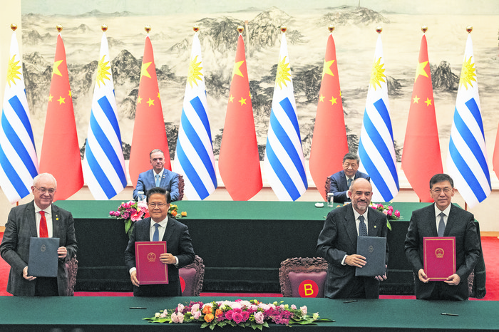 Xi Jinping y Yamandú Orsi, el 3 de febrero, en el Gran Palacio del Pueblo en Pekín. · Foto: Jessica Lee, AFP
