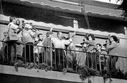 Liber Seregni y su esposa, Lilí Lerena, en el balcón de su apartamento, el día de la liberación del general, el 19 de marzo de 1984.