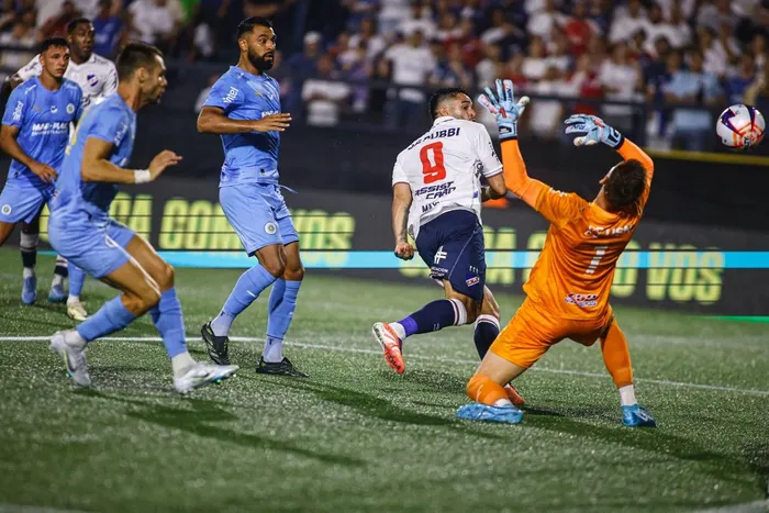 Segundo tanto de Maximiliano Gómez  de Nacional contra M. C. Torque por la fecha 9 del Torneo Apertura del futbol uruguayo  en el Estadio Charrúa. · Foto: Ernesto Ryan, Agencia Gamba