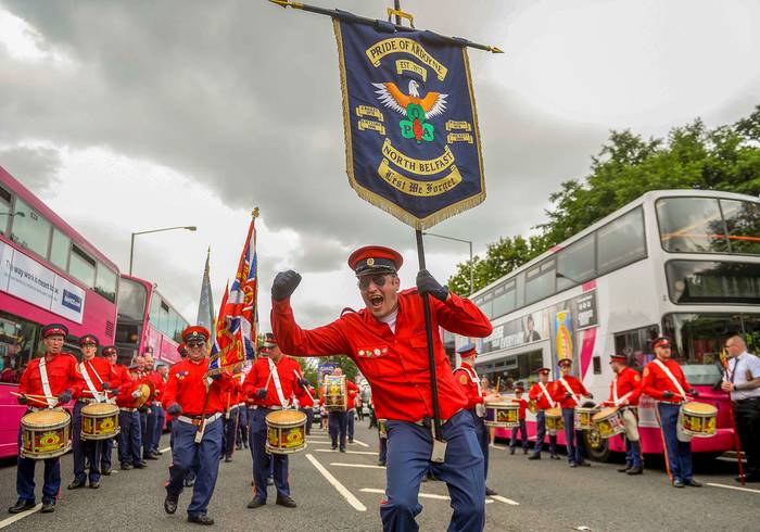 Miembros de Pride of Ardoyne Flute Band marchan en el desfile de celebración protestante, el 12 de julio, en Belfast, Irlanda del Norte.
 · Foto: Mark Marlow, EFE
