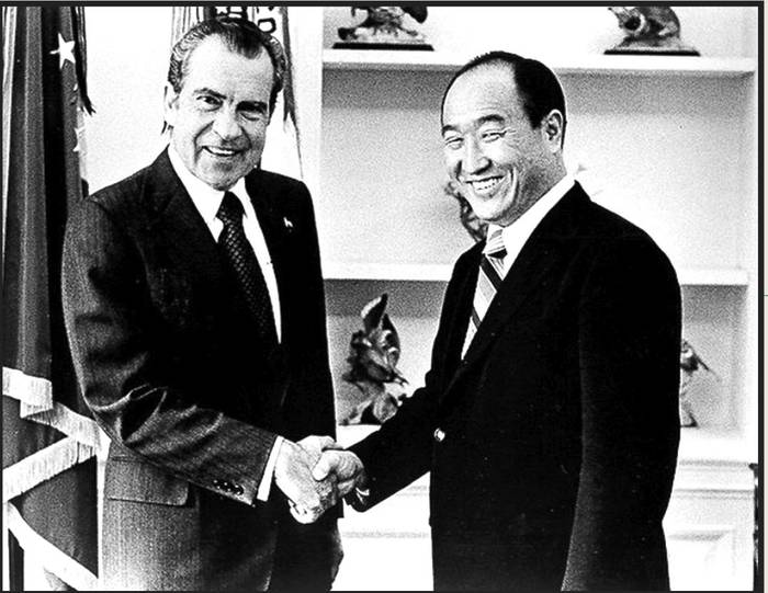 Richard Nixon y Sun Myung Moon, febrero de 1974. Recorte del libro The life of the Rev. Sun Myung Moon