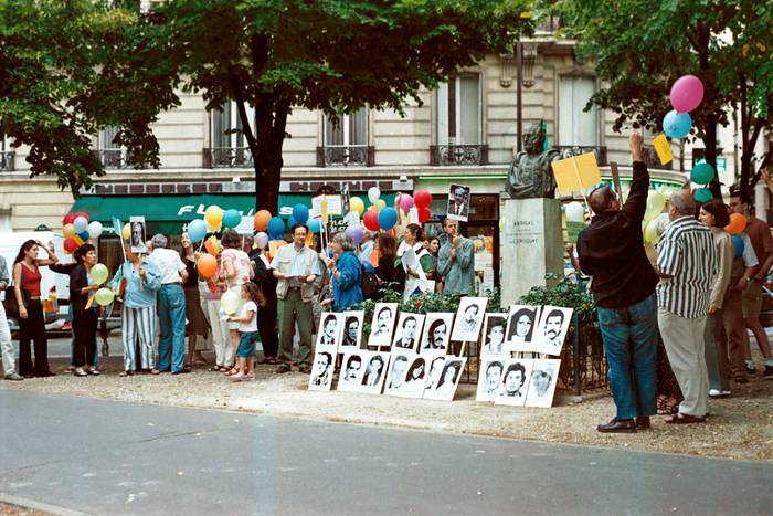 Concentración le la Plaza Uruguay, en Paris, a 30 años del golpe de estado, 27 de Junio de 2003.
Foto: Asociación ¿Dónde Están? de Francia 