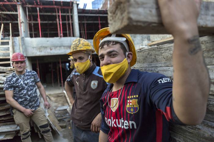 Trabajadores de la construcción en una obra en Montevideo. · Foto: .