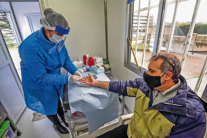 Móvil del departamento de Salud de la Intendencia de Canelones, realiza test gratuitos de hepatitis C, este jueves, en la explanada del Palacio Legislativo. · Foto: Federico Gutiérrez