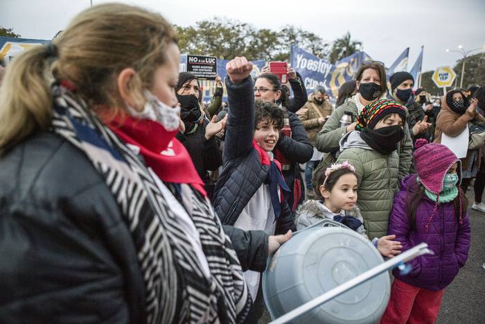 Movilización de la Asociación de Docentes de la Udelar, el lunes, frente al Palacio Legislativo. · Foto: .