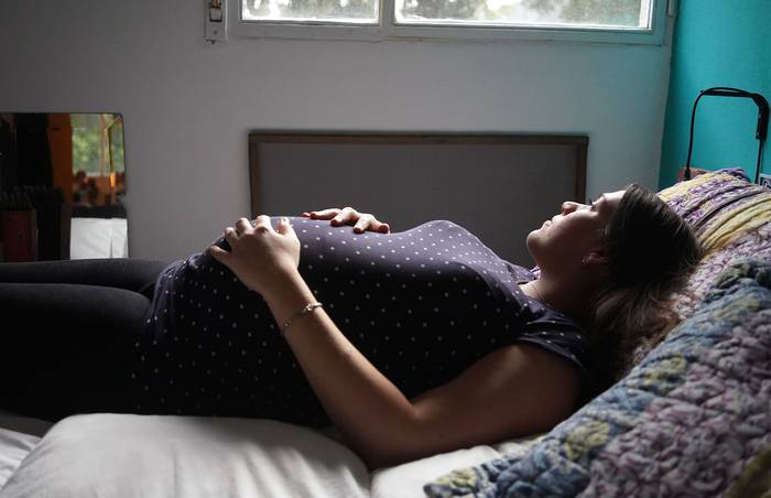 Natalia Salle, embarazada de 8 meses, ayer, en su casa del Prado. · Foto: Mariana Greif