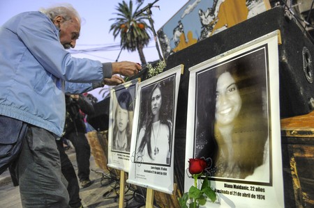 Acto en recuerdo a las Muchachas de Abril, en Mariano Soler y Ramón de Santiago (archivo, abril de 2016). · Foto: Javier Calvelo Acto en recuerdo a las Muchachas de Abril, en Mariano Soler y Ramón de Santiago (archivo, abril de 2016). · Foto: Javier Calvelo