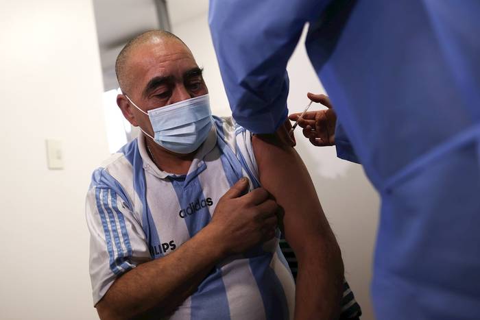 Una persona recibe una dosis de la vacuna contra la covid-19, el 16 de junio de 2021, en Buenos Aires (Argentina). · Foto: Juan Ignacio Roncoroni, EFE 