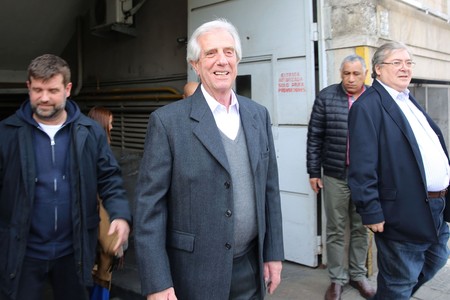 El presidente Tabaré Vázquez, a su salida de la Asociación Española, luego de los estudios que le realizaron. · Foto: Santiago Carbone, Efe El presidente Tabaré Vázquez, a su salida de la Asociación Española, luego de los estudios que le realizaron. · Foto: Santiago Carbone, Efe