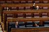 El presidente Pedro Sánchez (i), el vicepresidente de Derechos Sociales Pablo Iglesias, y los diputados socialistas Adriana Lastra (i. arriba) y Rafael Simancas (d. arriba), durante el pleno del Congreso.