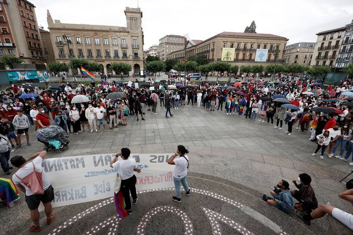 Diversos colectivos LGTBIQ+ de Navarra han convocado una concentración con motivo del asesinato en Galicia de Samuel Luiz, de 24 años, que atribuyen a causas homófobas.
 · Foto: Jesús Diges, Efe