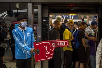Un empleado muestra el camino a los aficionados en la línea de metro hacia el estadio Al Bayt en Doha, Qatar, el 20 de noviembre de 2022. · Foto: Martin Divisek, EFE Un empleado muestra el camino a los aficionados en la línea de metro hacia el estadio Al Bayt en Doha, Qatar, el 20 de noviembre de 2022. · Foto: Martin Divisek, EFE