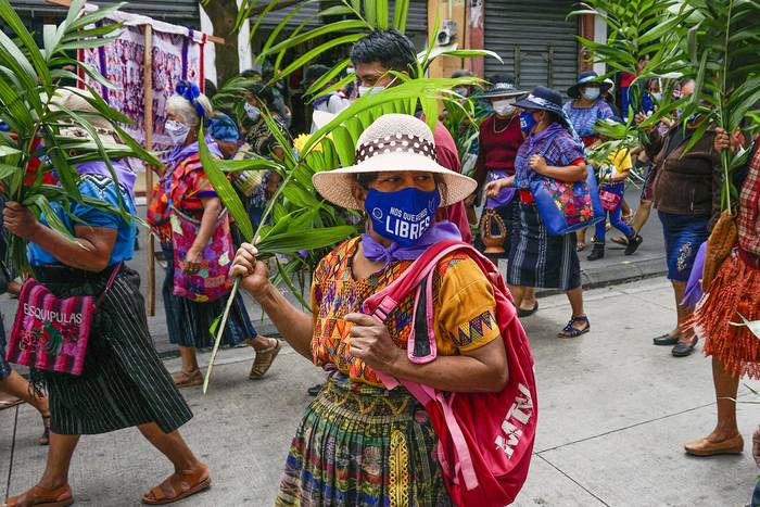 Manifestación en vísperas de la conmemoración del Día Internacional de la Mujer, ayer, en las calles del Centro Histórico de la Ciudad de Guatemala.
 · Foto: Johan Ordonez, AFP