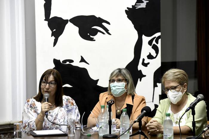 Elbia Pereira, Elizabeth Ibaldi y Teresita Capurro, ayer, en la  Federación Uruguaya de Magisterio. · Foto: Federico Gutiérrez
