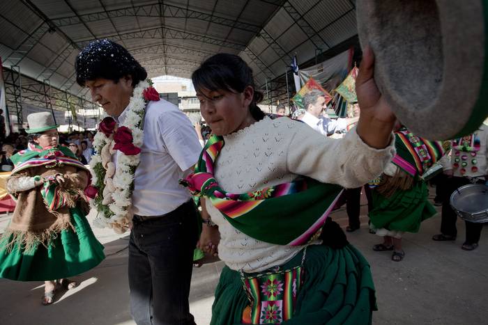 El presidente de Bolivia, Evo Morales, baila en la Feria de la Alianza Rural en Cliza, Bolivia, el 6 de julio de 2013. Foto © Dominic Chavez/Banco Mundial