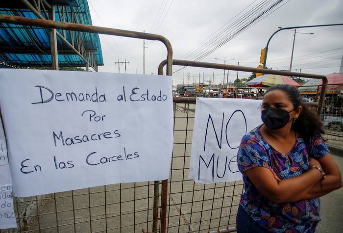 Familiares de los presos fallecidos el sábado 13 de noviembre en una nueva masacre dentro de una cárcel ecuatoriana continúan su espera el lunes 16 para retirar los cuerpos que han sido identificados hasta el momento, de un total de 68 presos muertos en la penitenciaría de Guayaquil. · Foto: Juan Diego Montenegro, EFE
