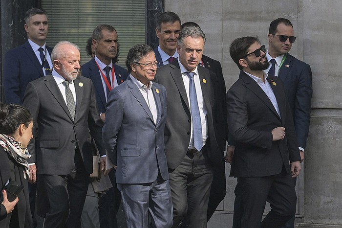 Los presidentes Luiz Inácio Lula da Silva, de Brasil, Gustavo Petro, de Colombia, el presidente del gobierno de España, Pedro Sánchez, Yamandú Orsi, de Uruguay, y el presidente de Chile, Gabriel Boric, durante la cumbre de alto nivel Democracia Siempre en el Palacio de la Moneda, el 21 de julio de 2025. · Foto: Rodrigo Arangua, AFP