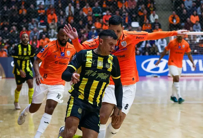 Peñarol ante Carlos Barbosa, el 24 de mayo. · Foto: Conmebol