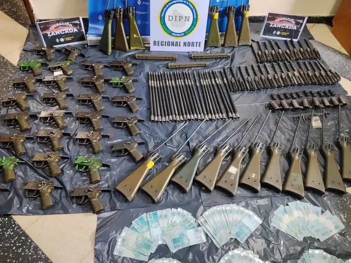 Foto principal del artículo 'Operación Zancada: incautan armas en Rivera destinadas a la organización criminal PCC de Brasil' · Foto: Ministerio del Interior