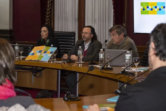 Mariángeles Caneiro, Héctor Cancela, Pablo Hein. En la Sala Maggiolo (Udelar). Foto: Facultad de Psicología