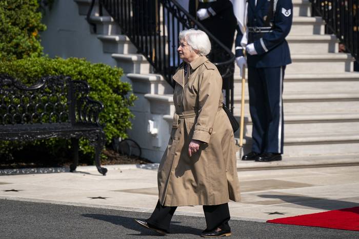 La secretaria del Tesoro estadounidense, Janet Yellen, llega a una ceremonia durante la visita de Estado del presidente surcoreano, Yoon Suk-yeol, en el Jardín Sur de la Casa Blanca en Washington, DC, EE.UU., el 26 de abril de 2023. · Foto: Al Drago, EFE, pool