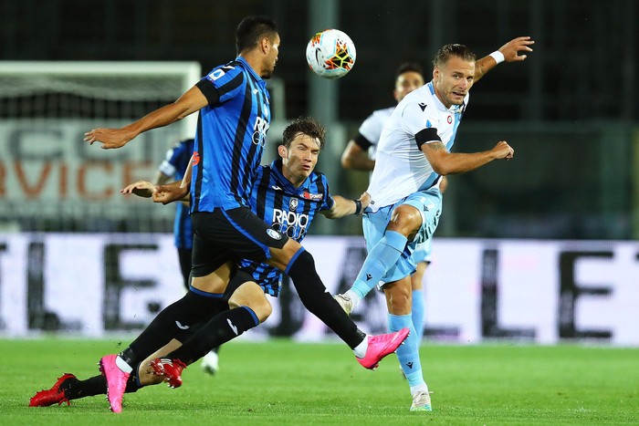 Jose Palomino  Atalanta's y  Ciro Immobile de Lazio, este miércoles, en Bérgamo, Italia. · Foto: Paolo Magni, EFE