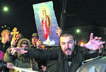 Activistas ultraderechistas con símbolos ortodoxos bloquean la entrada a un club nocturno de Moscú en protesta contra una fiesta gay. (archivo, mayo de 2006) · Foto: Denis Sinyakov, AFP
