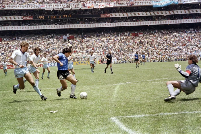 Diego Armando Maradona antes de marcar su segundo gol durante el partido de cuartos de final de la Copa del Mundo entre Argentina e Inglaterra, disputado el 22 de junio de 1986 en Ciudad de México. 
Foto: Rodolfo Del Percio, AFP.
