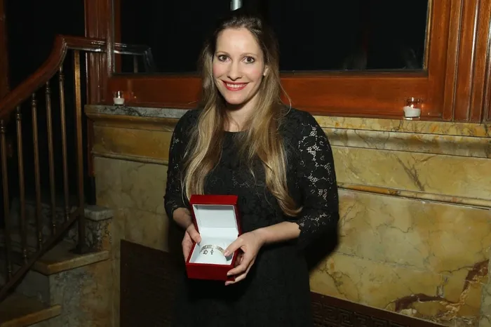 Laura Bates durante la entrega de los Premios de Medios de Comunicación para Mujeres, en la ciudad de Nueva York (archivo, noviembre de 2015). · Foto: Cindy Ord, Getty Images, AFP