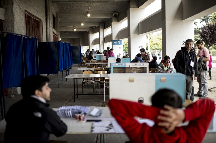 Circuito de votación durante las Elecciones Municipales, el 23 de octubre de 2016, en Santiago · Foto: Martín Bernetti, AFP