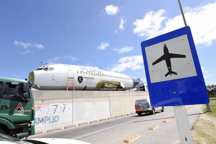 El fuselaje de un avión Boeing 737, perteneciente a Pluna, es transportado desde el aeropuerto de Carrasco (archivo, enero de 2018). · Foto: Miguel Rojo, AFP