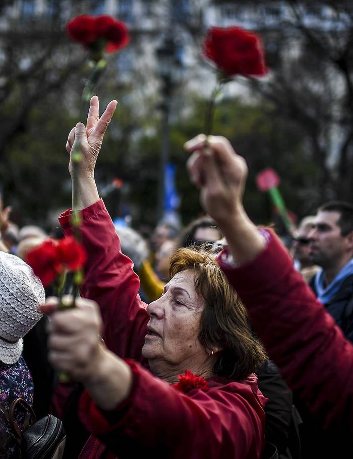 Marcha para conmemorar el 45º aniversario de la Revolución de los Claveles, el 25 de abril de 2019, en Lisboa. · Foto: Patricia de Melo Moreira / AFP