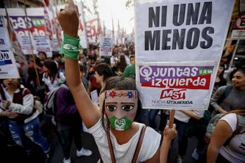 Manifestantes durante una marcha convocada por el movimiento "Ni una Menos" contra la violencia de género y por el derecho al aborto seguro, gratuito y legal frente al Congreso Nacional Argentino en Buenos Aires, el 3 de junio de 2019. · Foto: Emiliano Lasalvia, AFP