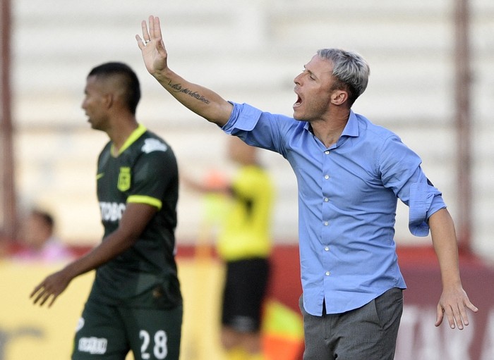 Israel Damonte cuando era el director técnico de Huracán, durante un partido por Copa Sudamericana, en febrero de 2020. · Foto: Juan Mambromata, AFP