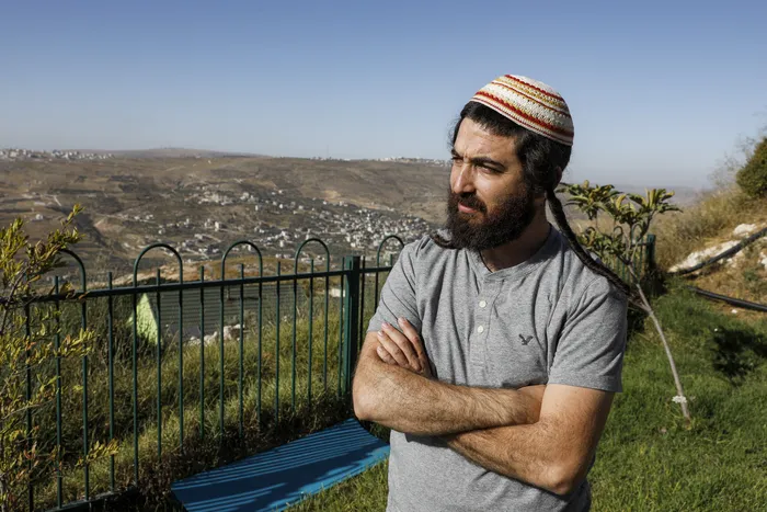 Tzvi Succot, en su casa en el asentamiento de Yitzhar, al sur de la ciudad palestina de Nablus, en la Cisjordania ocupada (archivo, junio de 2020) · Foto: Menahem Kahana, AFP