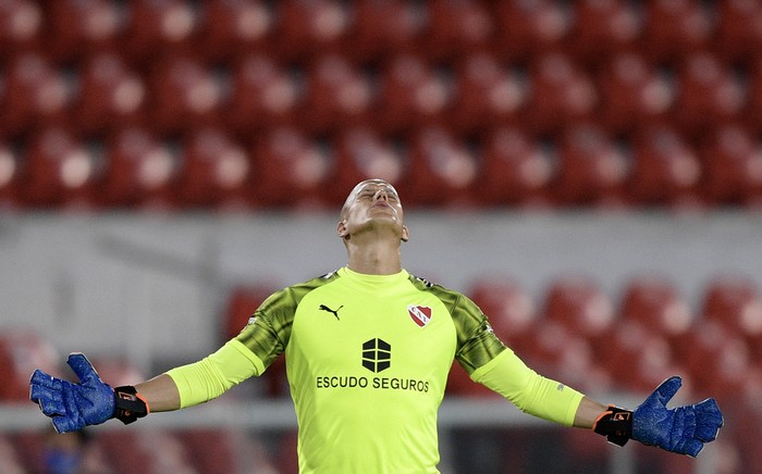 Sebastián Sosa, durante un partido de la Copa Sudamericana, atajando para Independiente (archivo, 2020). · Foto: Juan Mabromata, AFP