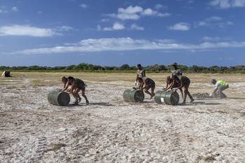 Miembros del 2º destacamento RPIMA trabajan con abastecimiento para el campamento militar en el Canal de Mozambique, Islas Dispersas el 9 de abril de 2014. · Foto: François Lepage, Hans Lucas