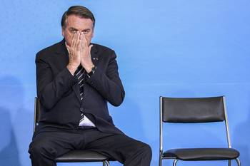 Jair Bolsonaro gesticula durante la celebración del Día Nacional del Voluntariado en el Palacio de Planalto, en Brasilia, el 26 de agosto de 2021. · Foto: Evaristo Sa, AFP