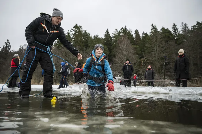 Un alumno de quinto grado de la escuela Vaxmora en Sollentuna, norte de Estocolmo, durante un ejercicio para aprender a reaccionar al caer en un agujero en el hielo. · Foto: Jonathan Nackstrand, AFP